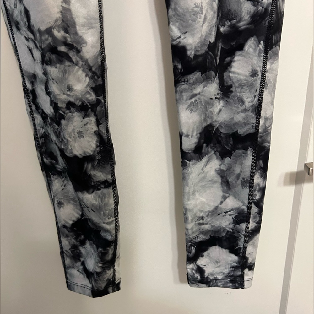 Athleta Floral Crush Chaturanga 7/8 Leggings - Picture 4 of 12